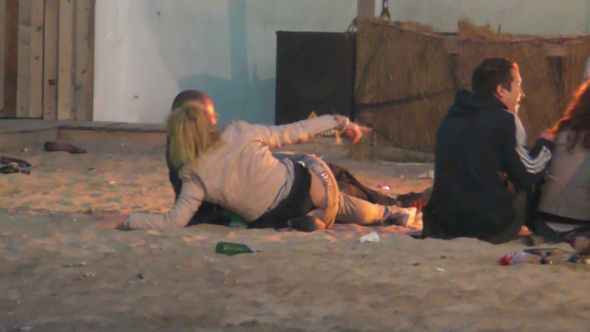 Blonda se tavaleste prin nisip lasand sa i se vada lenjeria intima