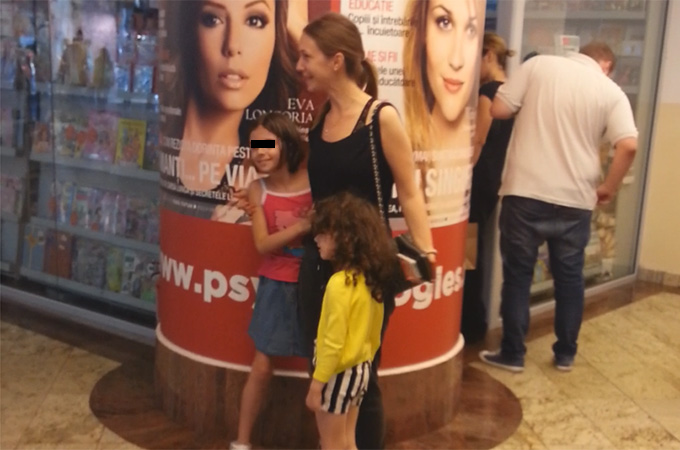Adela Popescu s-a pozat cu fanii ei mai mici in mall