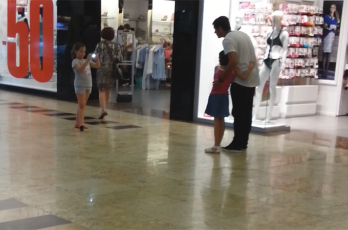 Radu Valcan si-a abandonat iubita pentru cateva poze cu niste copii