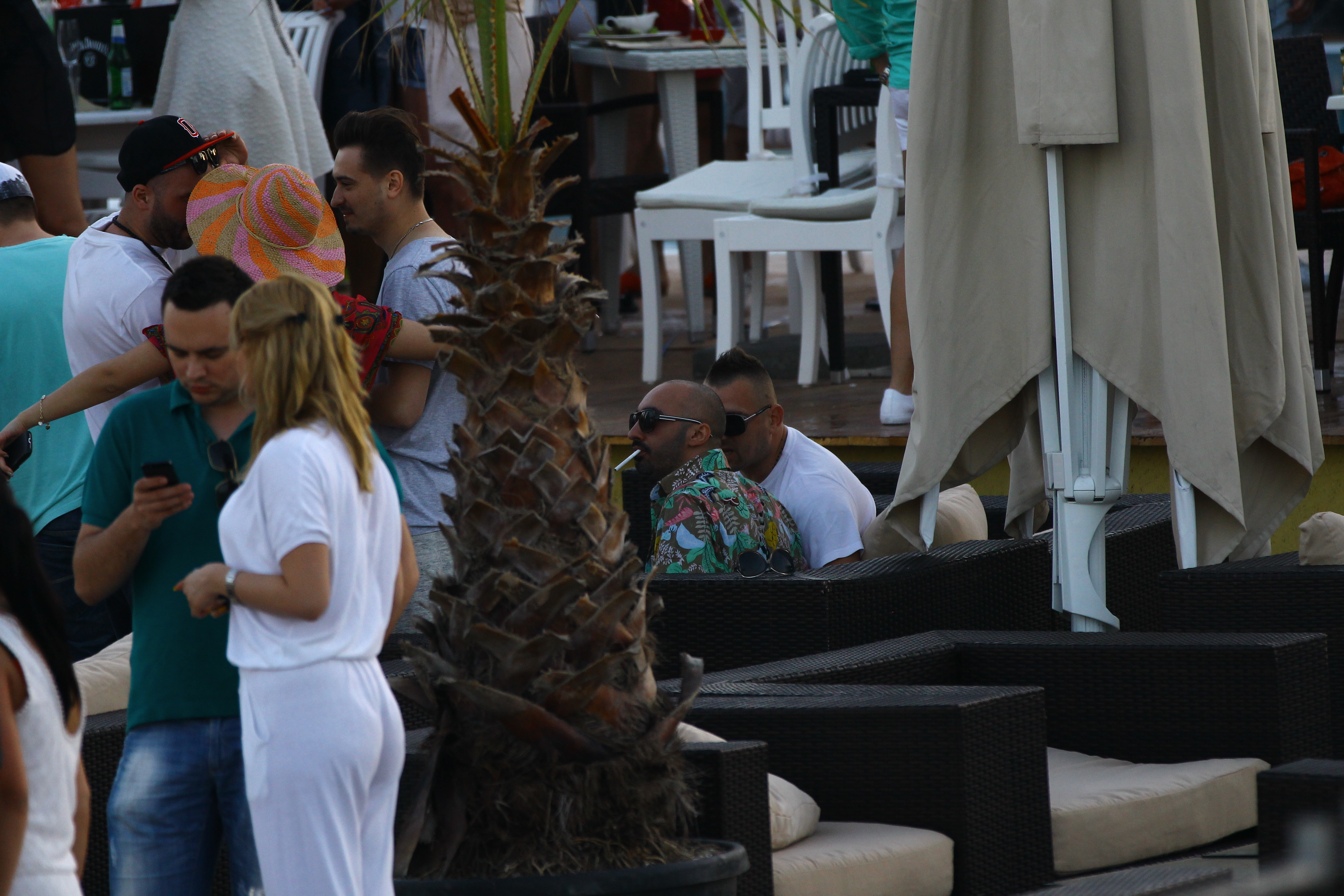 Cat timp a stat la mare, Cabron a fost insotit doar de prieteni