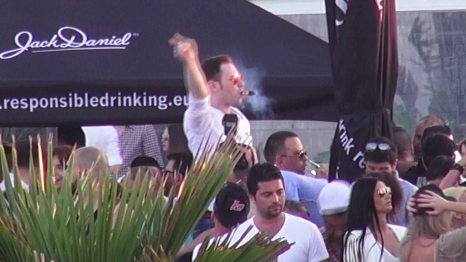 Tanarul fumeaza din trabuc