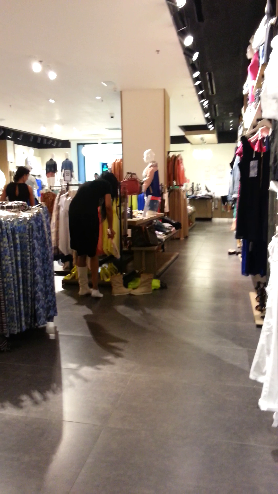 Laurette a pus ochii pe o pereche de cizme, insa doar una i s-a potrivit!