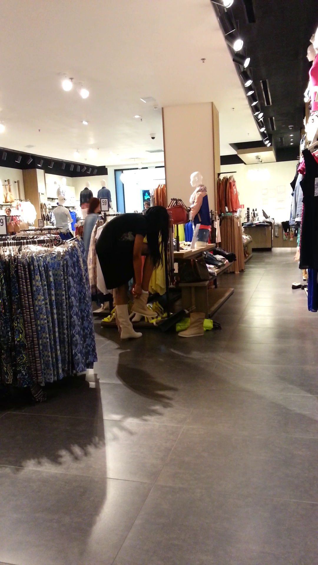 S-a chinuit sa-si infiga piciorul in ea si a sfarsit prin a merge in sosete prin magazin