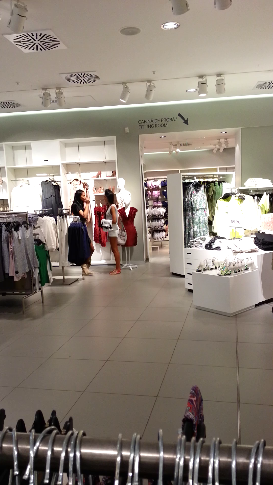 A parast magazinul cu mana goala si a intrat in altul, unde a dat nas in nas cu Mirela Chirila, colega ei de podium