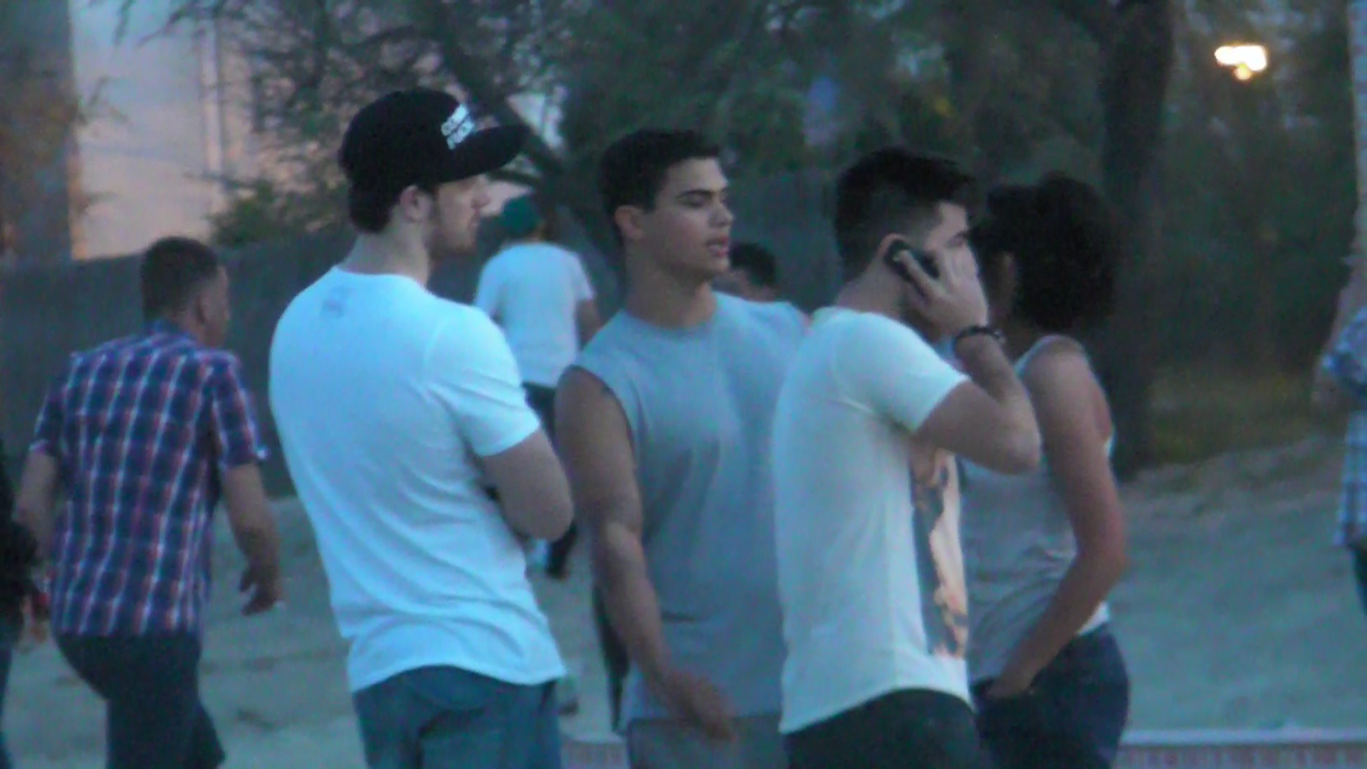 Iulian a fost insotit la mare de o bruneta