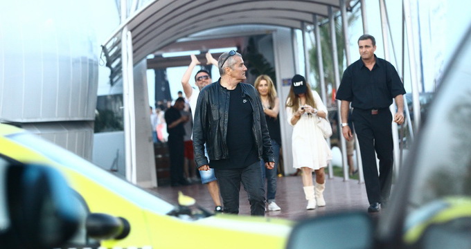 Dan Ditmna a renuntat sa si mai acopere cicatricea de la gat