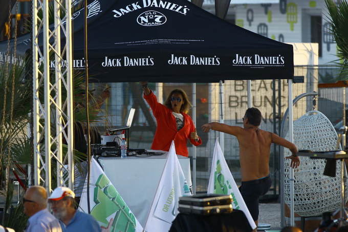 Roxana Ionescu a incins atmosfera pe plaja din Mamaia