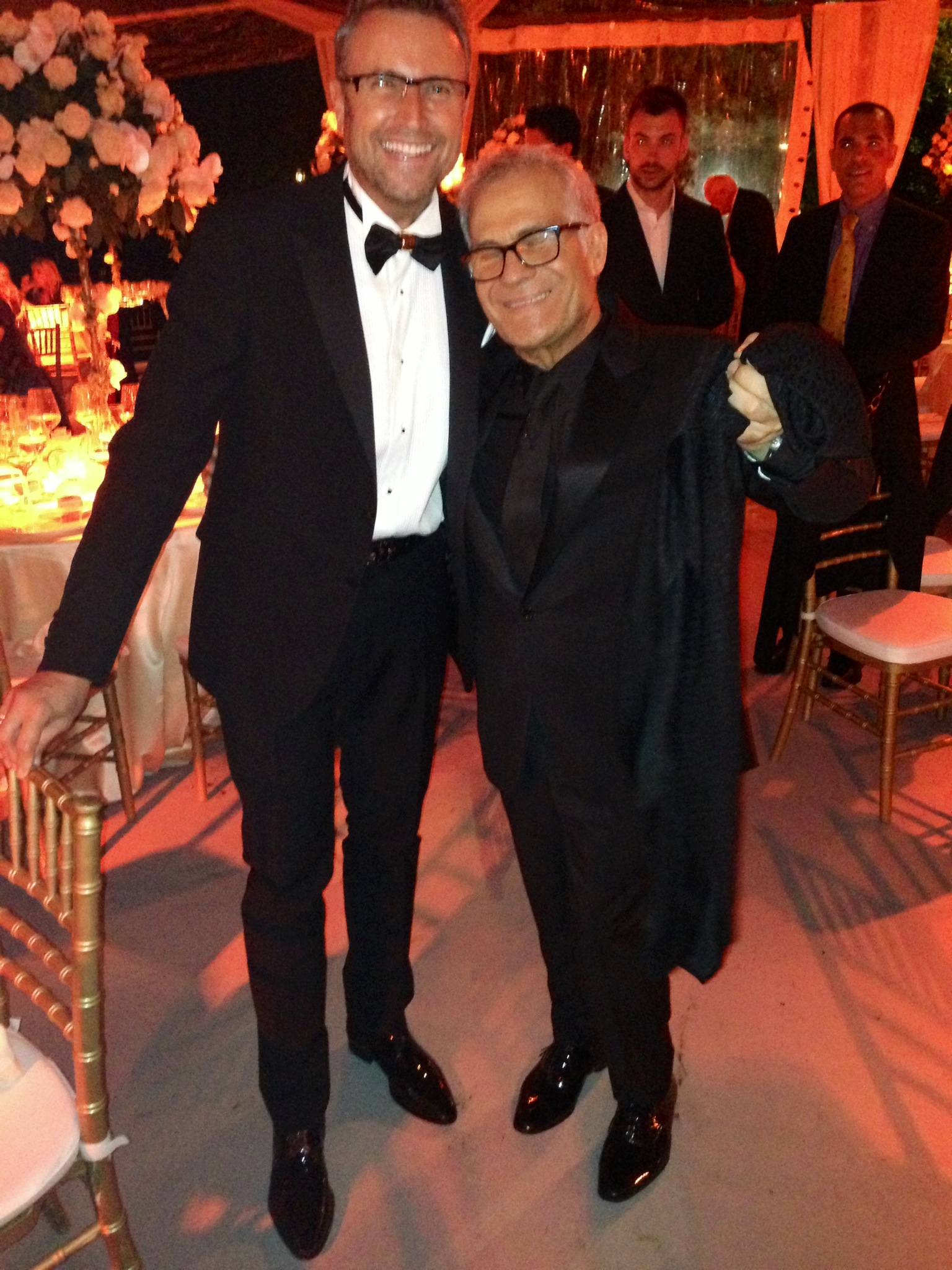 Catalin Botezatu alaturi de Carlo Pignatelli, designerul care a creat cureaua si pantofii pe care romanul le-a purtat seara, la nunta Valeriei Marini