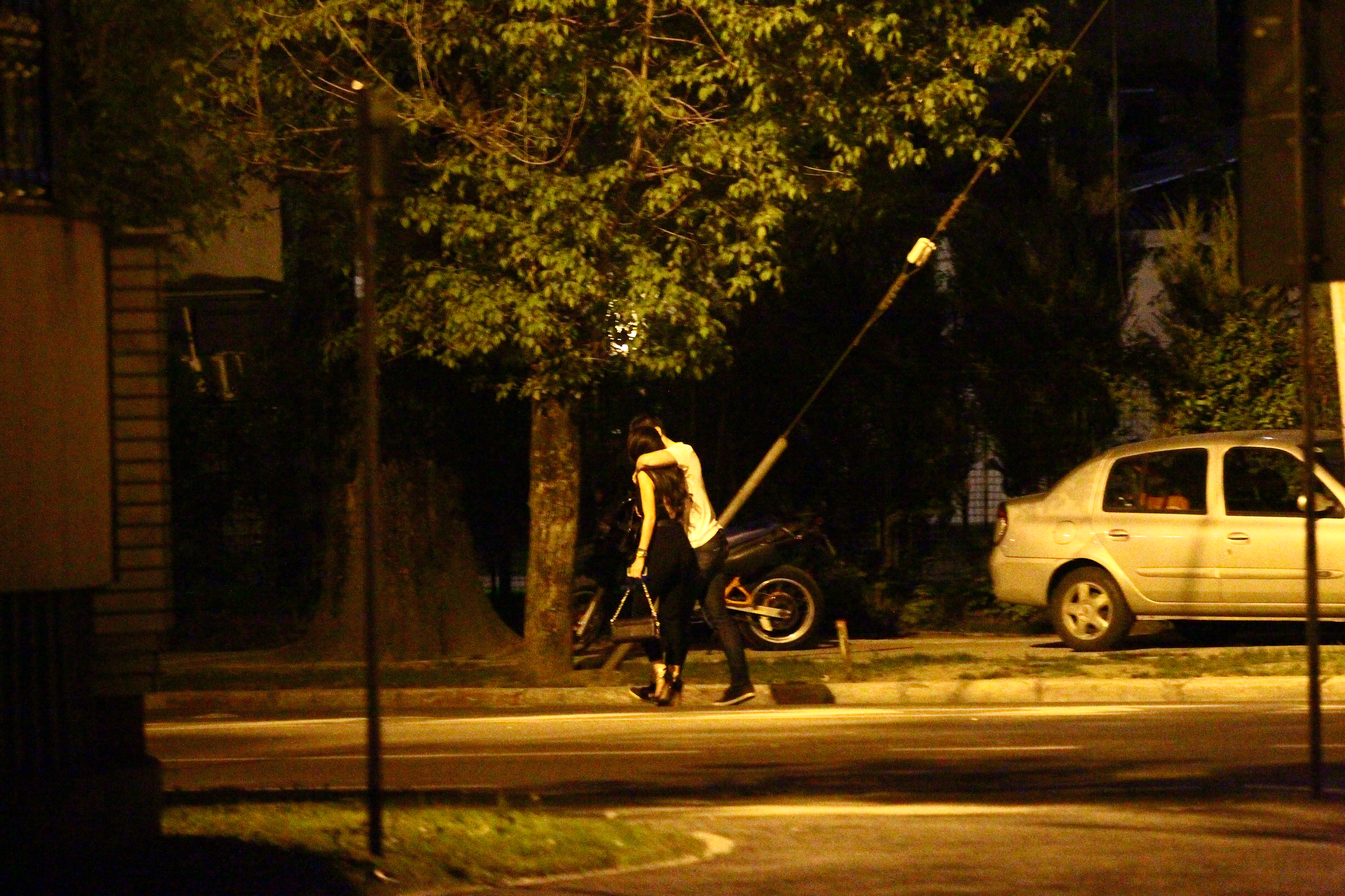 Cei doi indragostiti fac o plimbare pe jos, in loc sa ia un taxi, semn ca se simt foarte bine si nu se grabesc spre casa