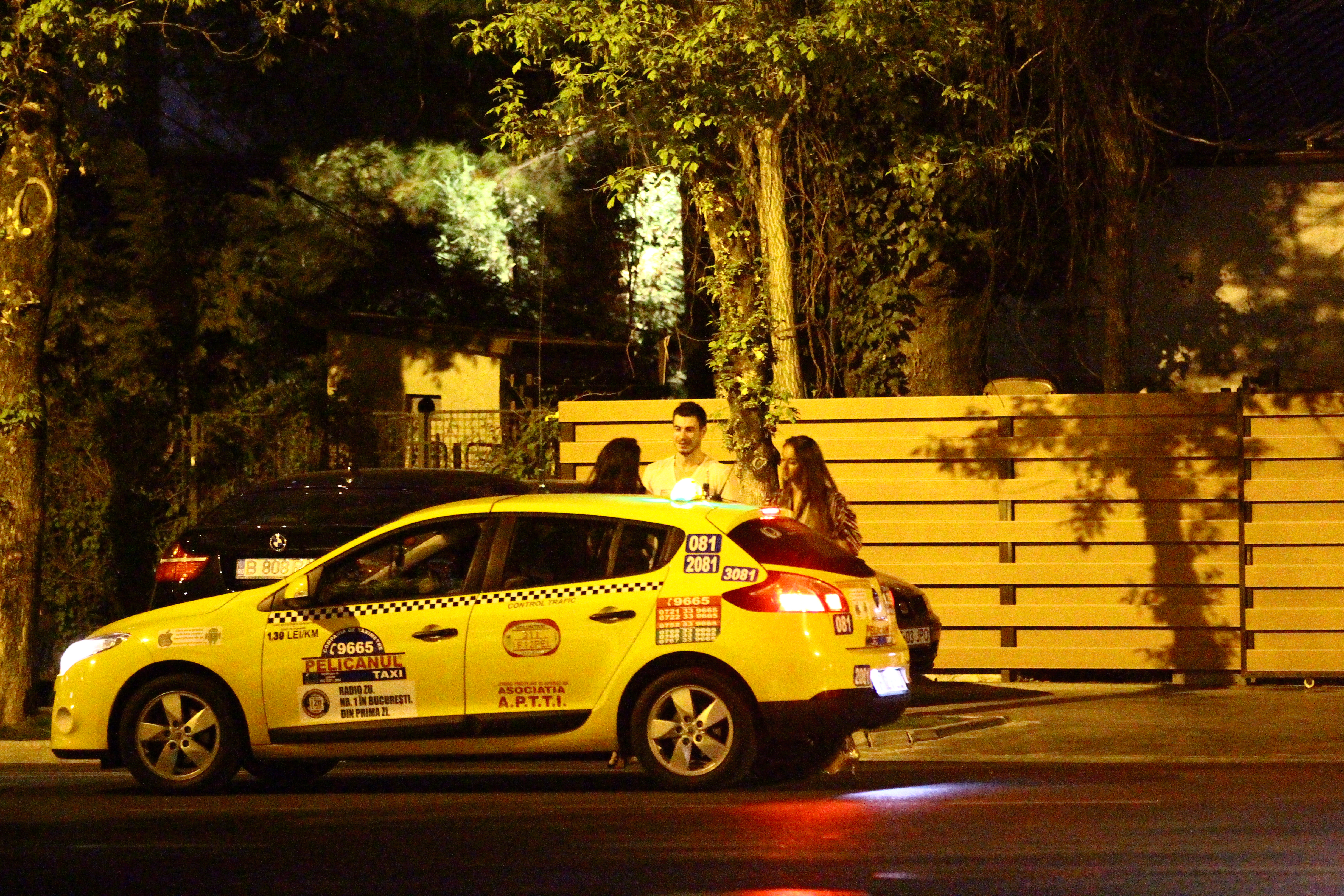 Piturca junior e galant cu amica iubitei lui si asteapta sa o vada urcata in siguranta in taxi