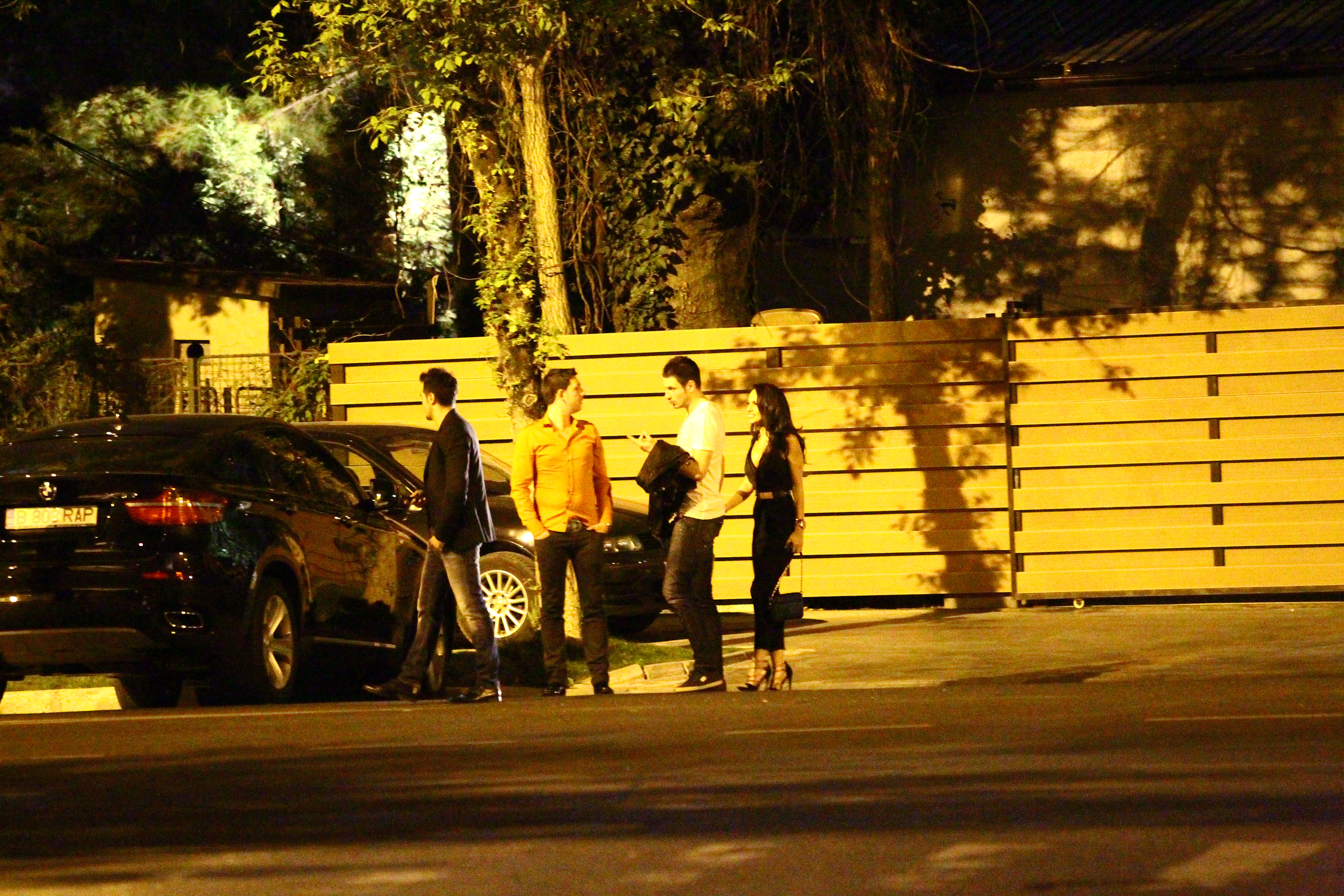 Alex si iubita lui ies din club cu prietenii, la ora doua dimineata