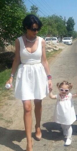 Ramona si fiica ei se imbraca aproape identic