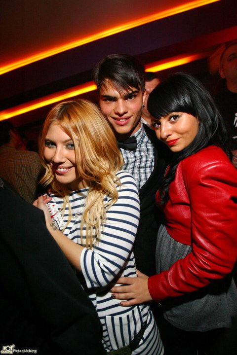 Asa arata Sore in 2010. Blonda s-a fotografiat intr-un club alaturi de Giulia Anghelescu si Iulian Demeter