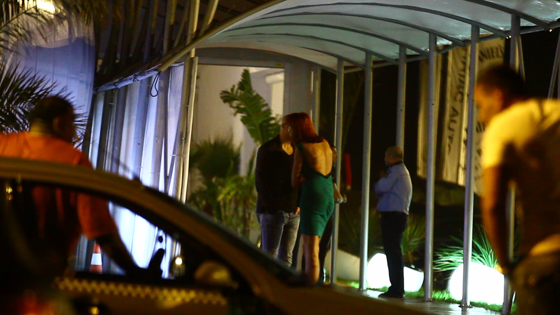 Din cauza muzicii cei doi sunt nevoiti sa discute 