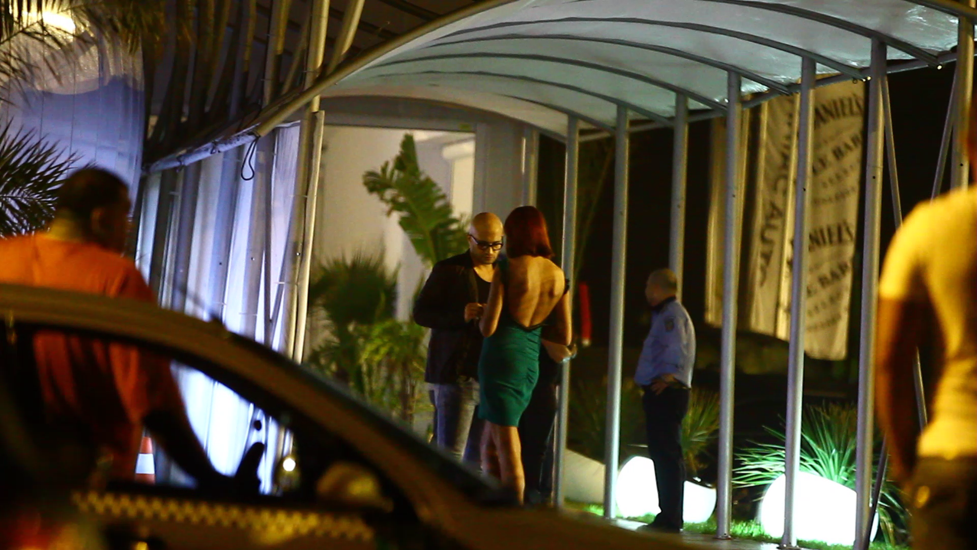 La un moment dat, roscata isi face curaj si cere actorului numarul de telefon