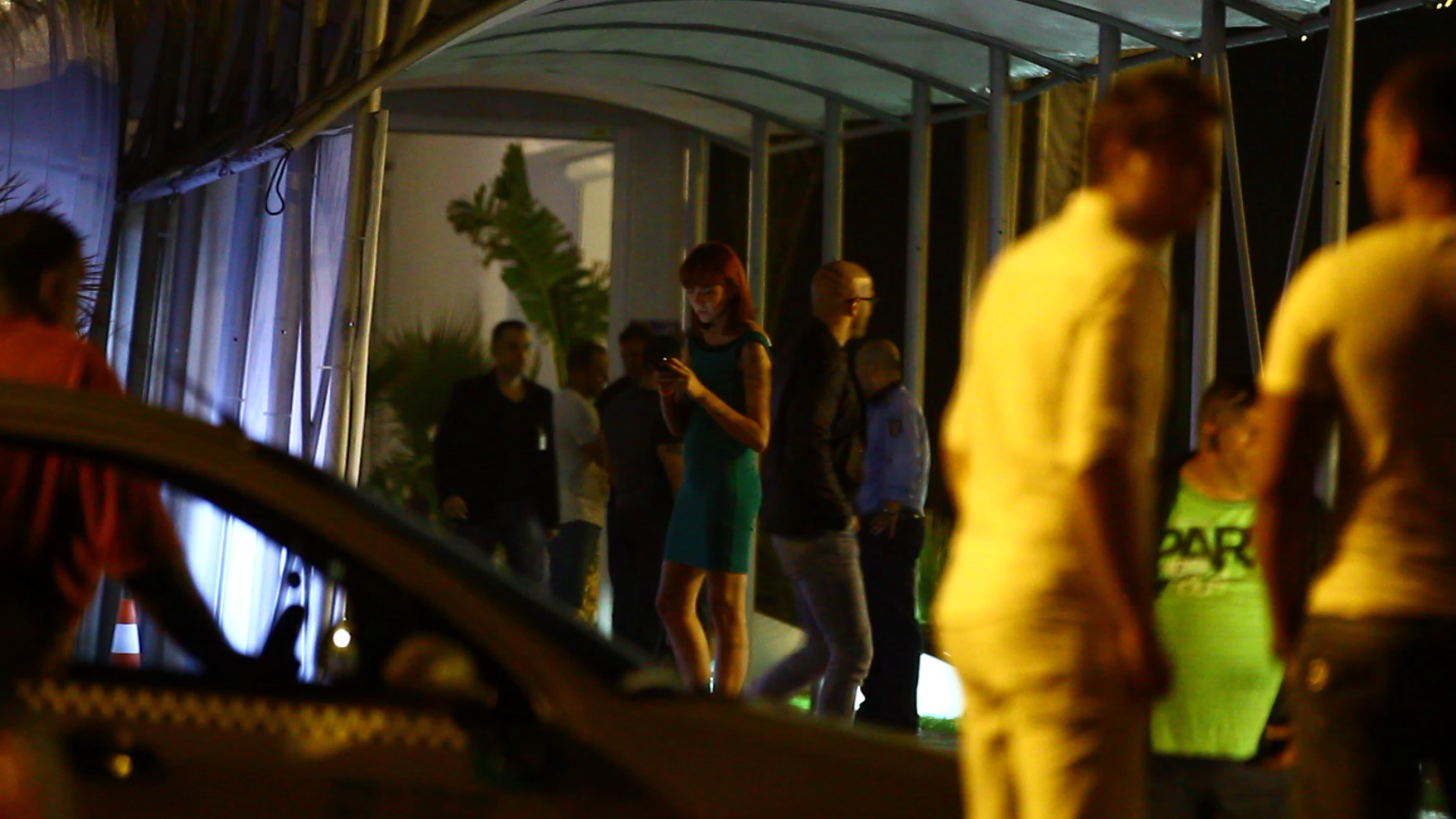 Tanara se asigura ca a memorat contactul