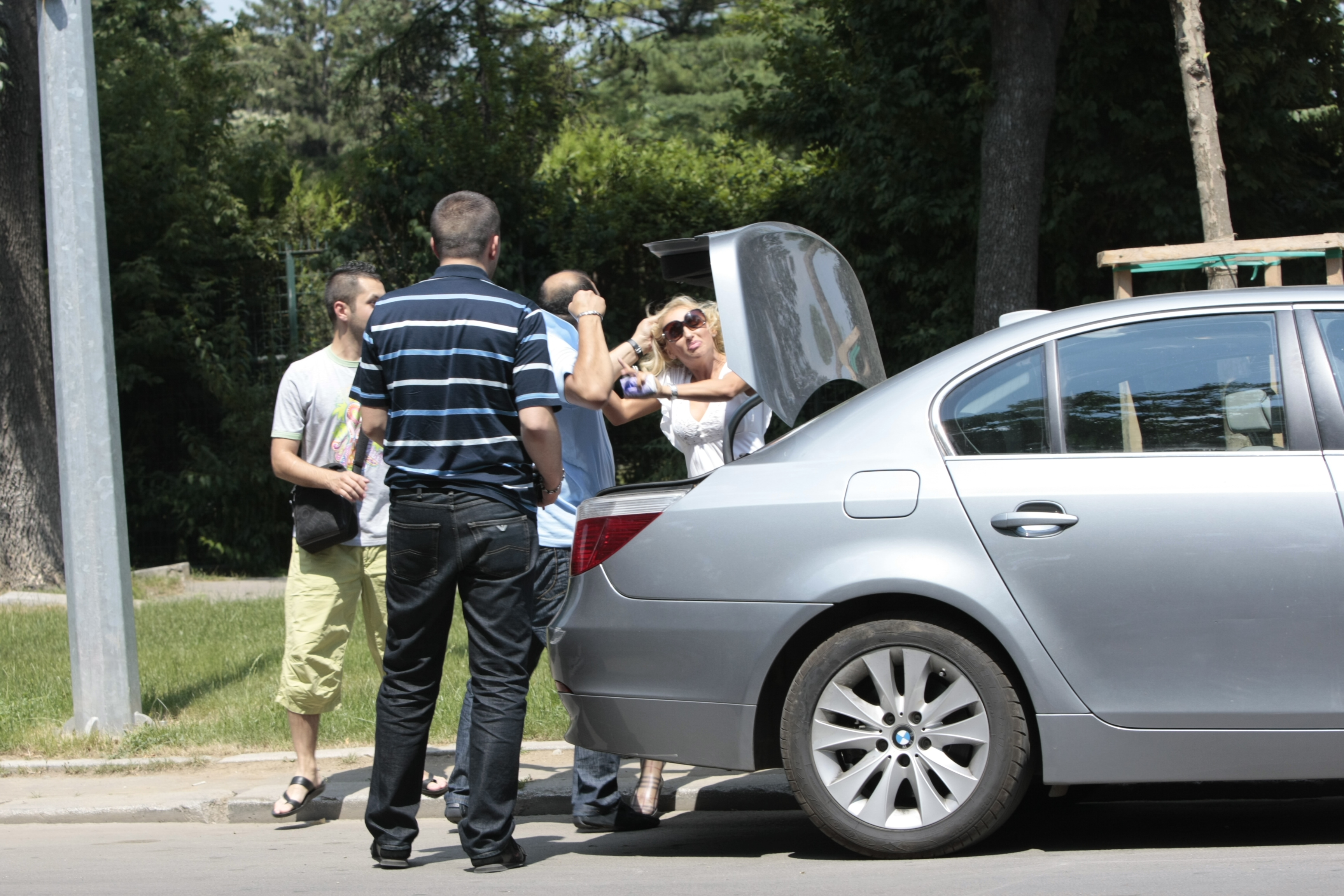 Ion Boschet a batut-o pe blonda chiar in mijlocul strazii