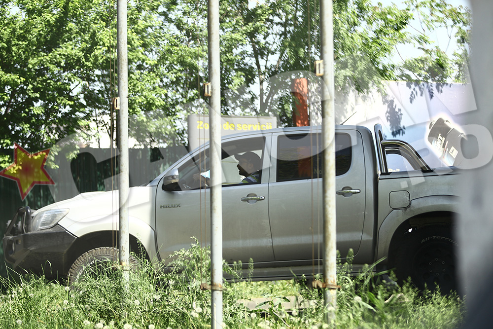 Dani Otil ajunge cu gemenele din Buzau la mall, unde fetele coboara pentru o tura scurta de shopping