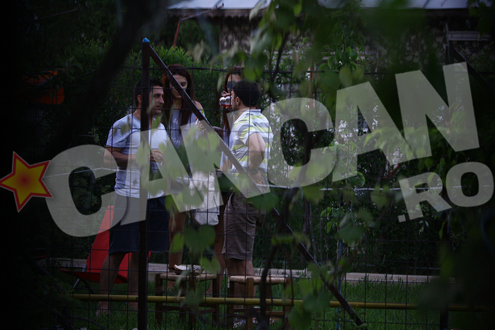 Dupa o portie de seminte, Dani se delecteaza cu un pahar de vin rosu