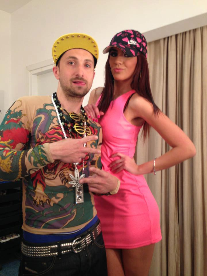 Desi sunt foarte asemanatoare, una dintre surori pare a fi preferata prezentatorului