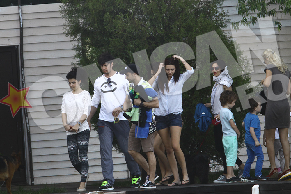 Cateva ore mai tarziu, Dani si fetele parasesc terasa El Capitan. El isi cara echipamentul sportiv, ele au pe tricouri pete ude in dreptul sanilor, semn ca au facut o baie