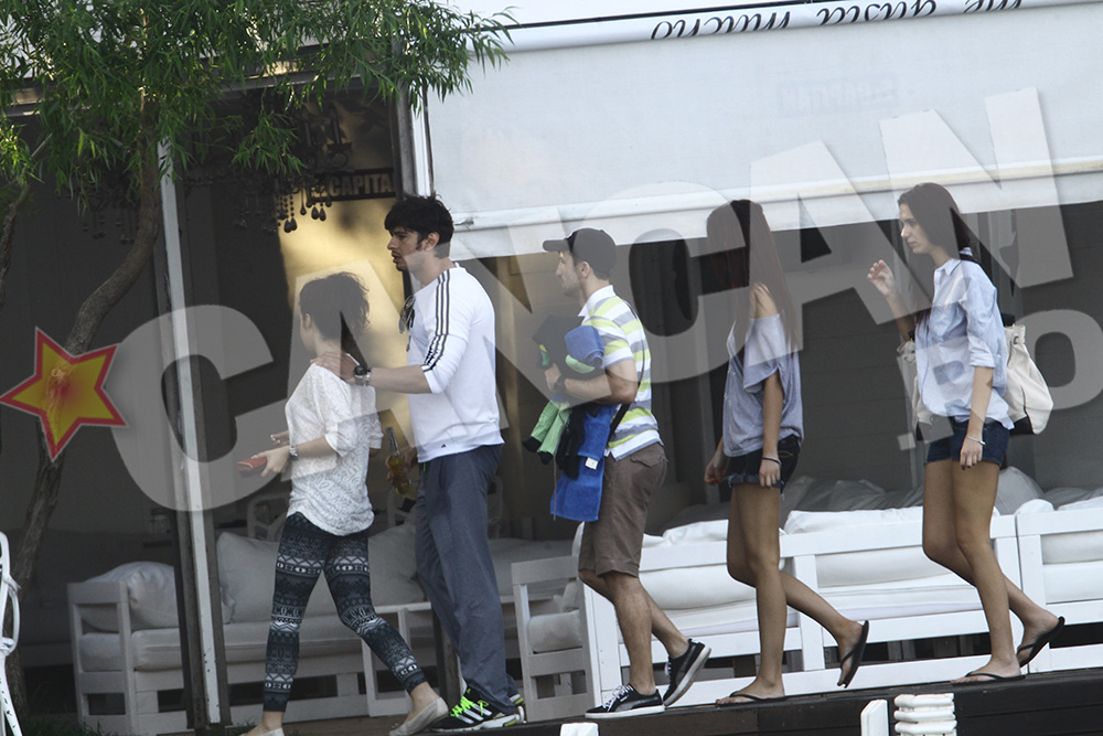 Dani merge primul, mandru si fetele il urmeaza