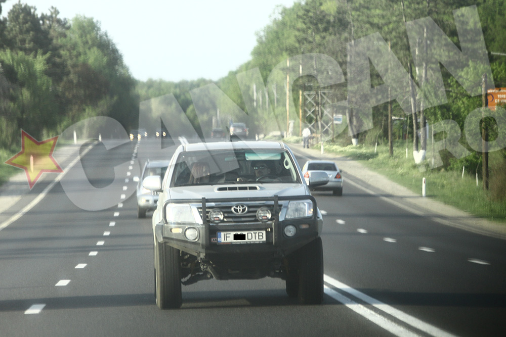 ...si tot pe ea a ales-o sa stea langa el, in fata, in masina