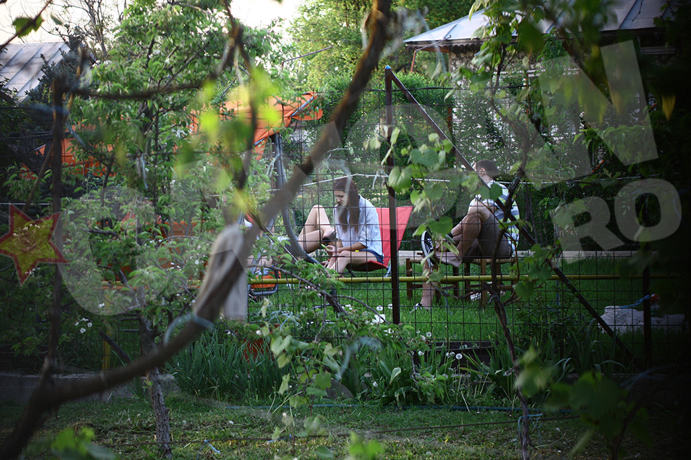 E atat de relaxat incat , la un moment dat, se desclata si controleaza ce are in adidas, sub ochii fetelor