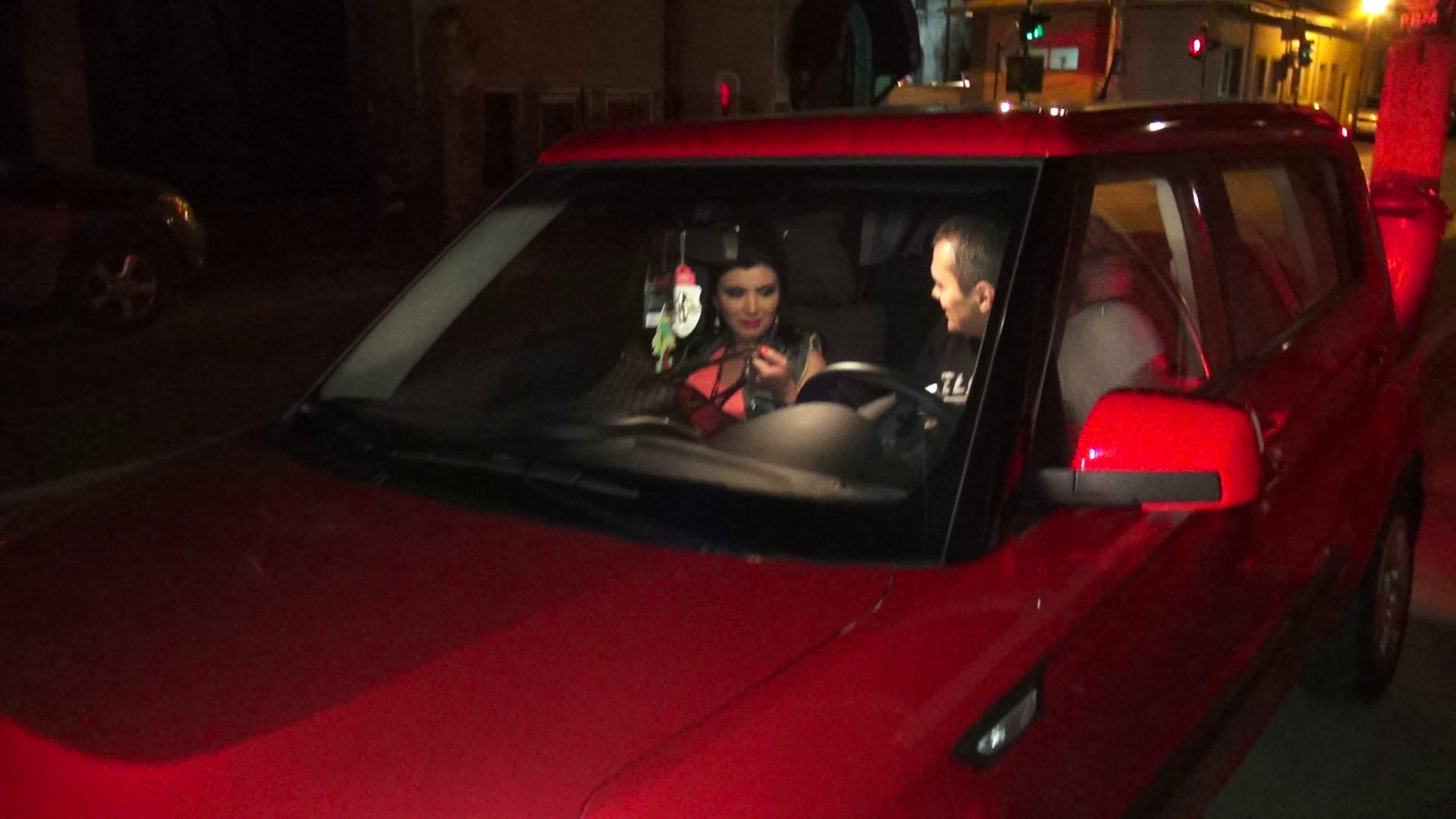 Adriana si Mihai au ajuns acasa, dar au mai ramas cateva minute in masina, prinsi intr-o discutie aparent trista