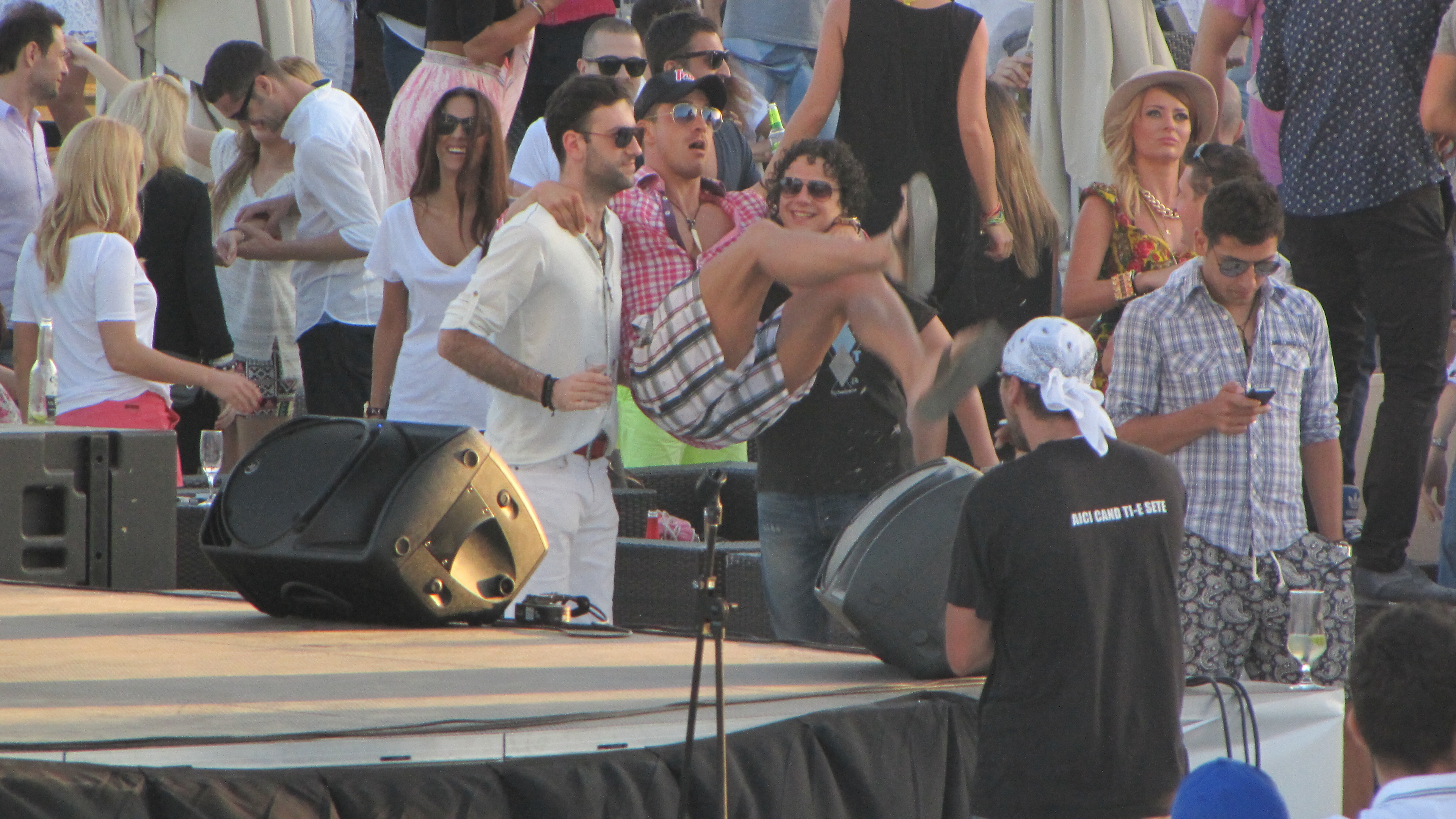 Tanarul se da in spectacol pe plaja