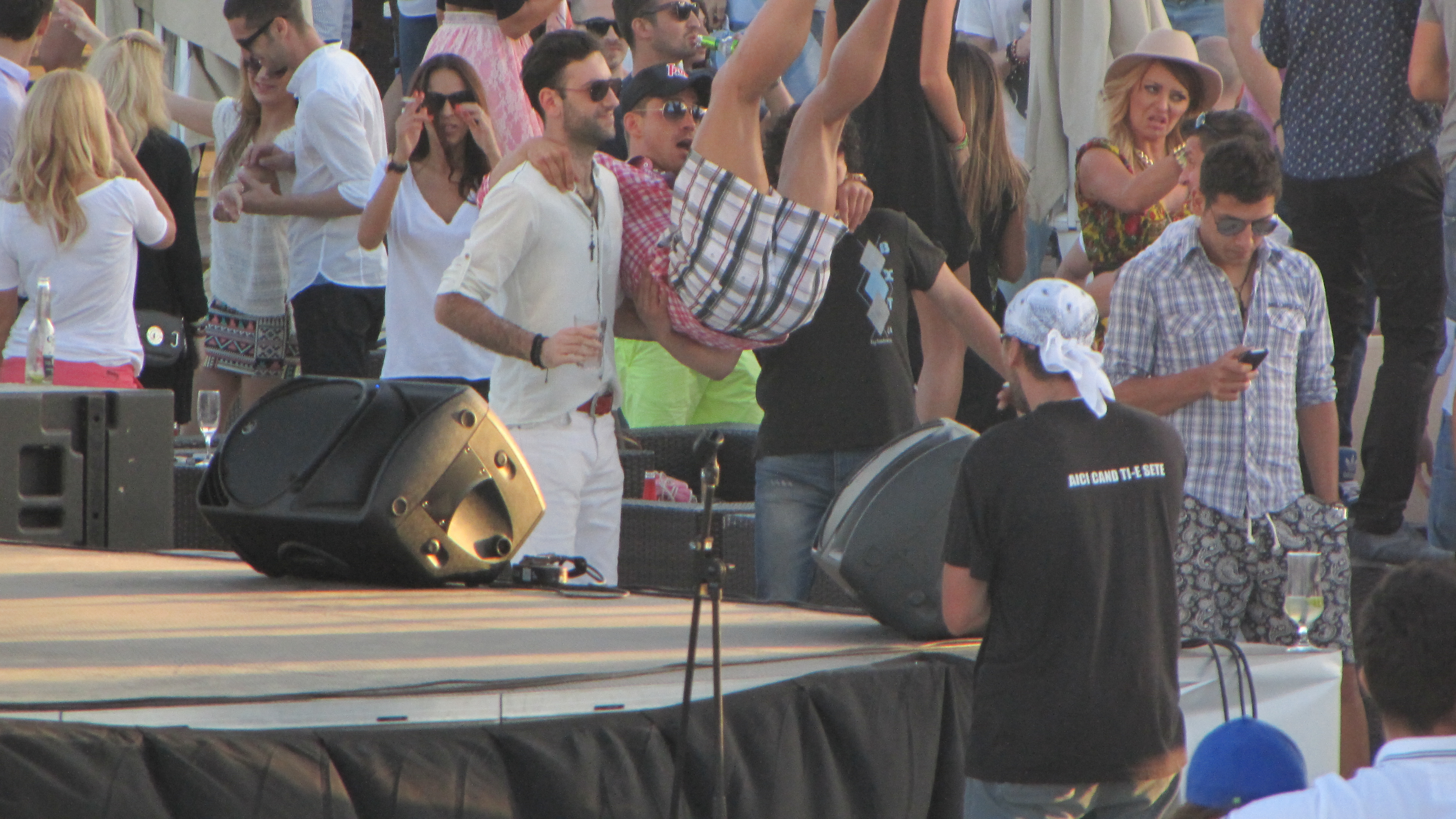 Vladau se sprijina de prieteni pentru a face diverse scheme