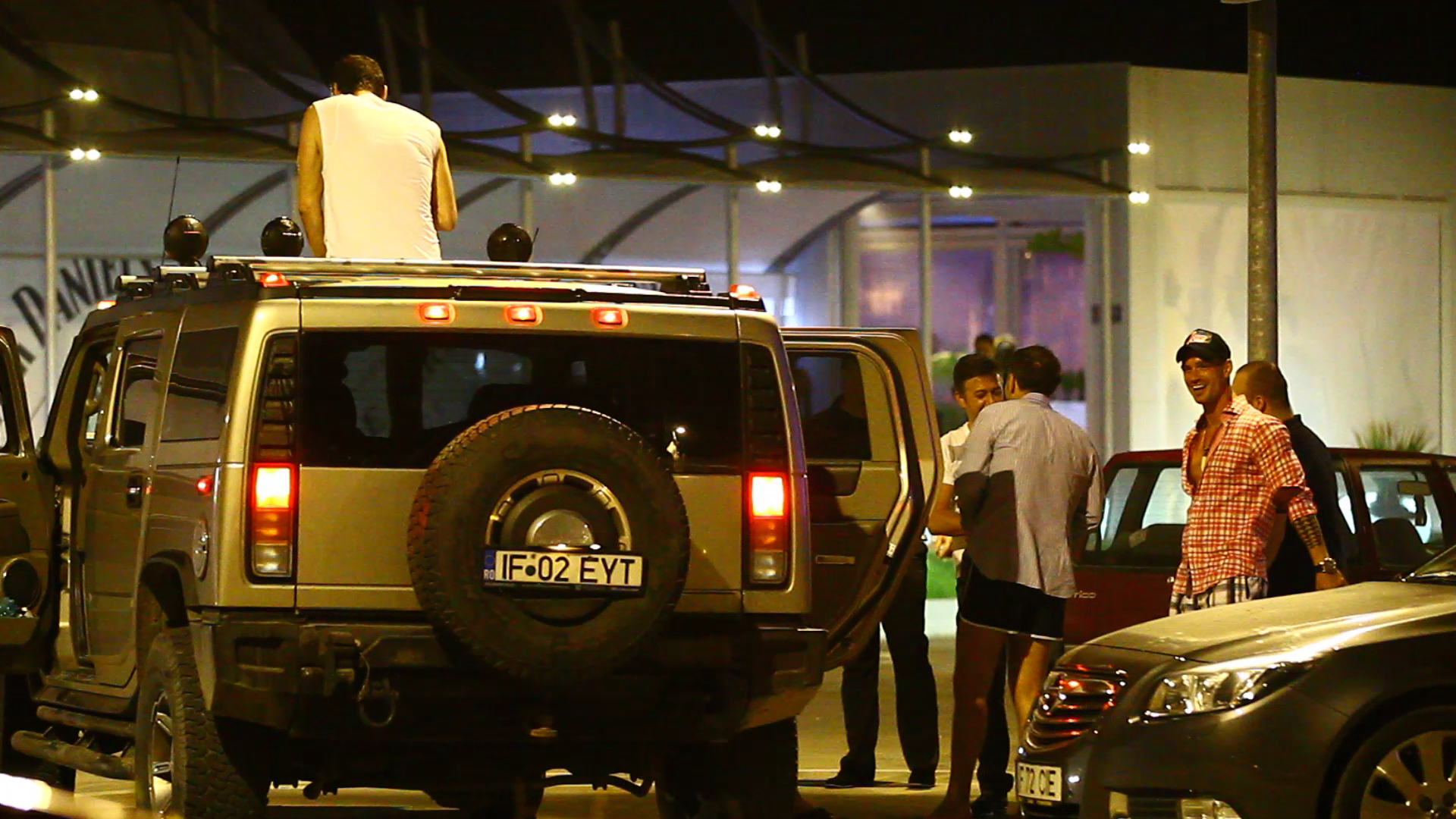 Gasca lui Vladau continua petrecerea si in parcare, cocotati pe masina