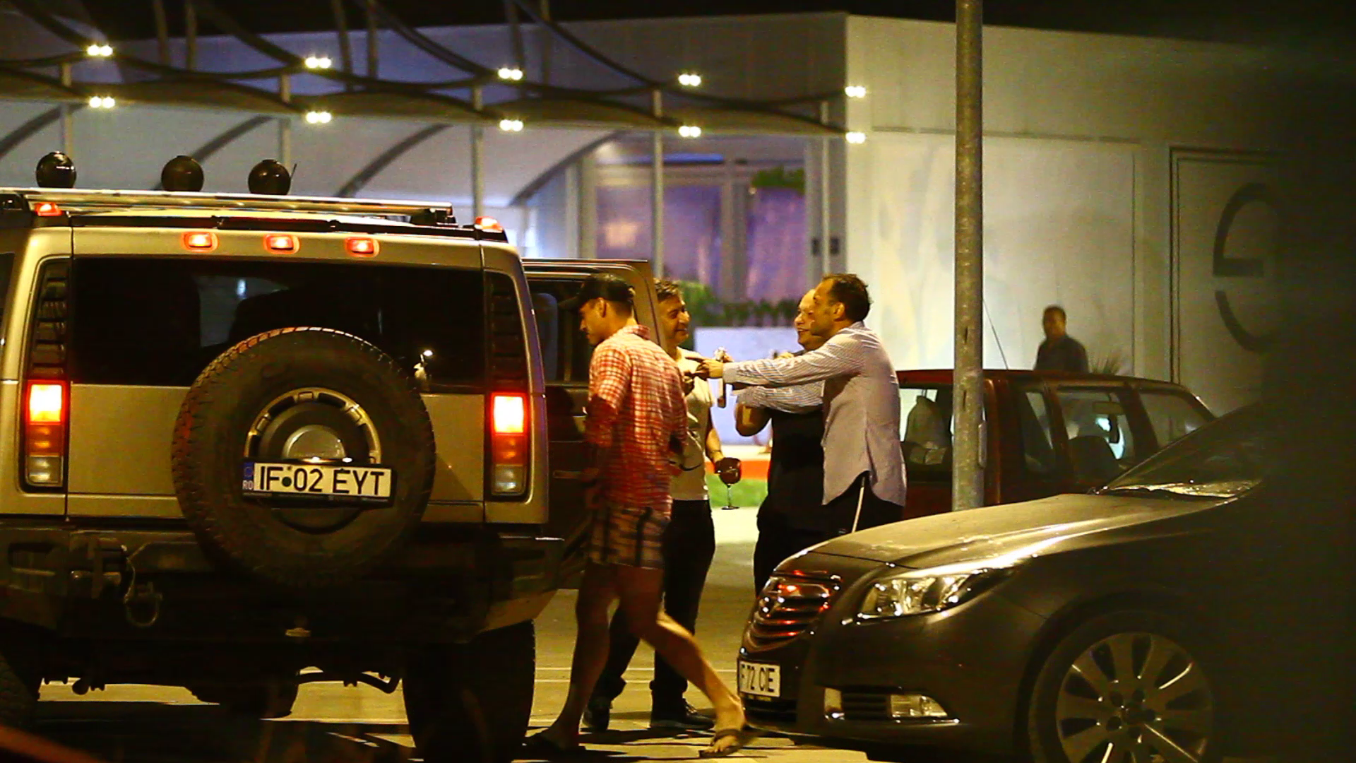 Bogdan urca in Hummer alaturi de gasca lui