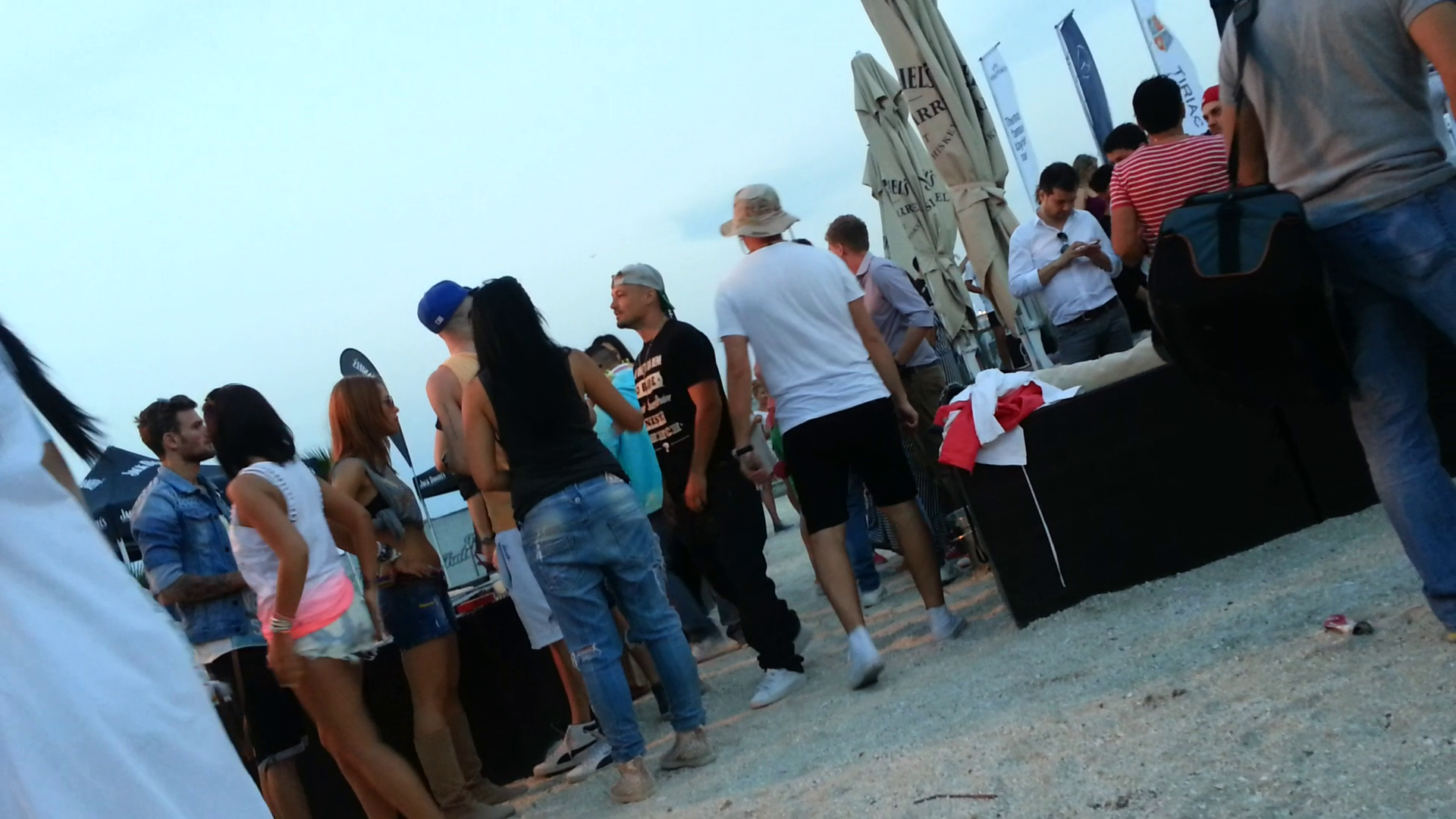 Puya este oprit de un grup de tineri