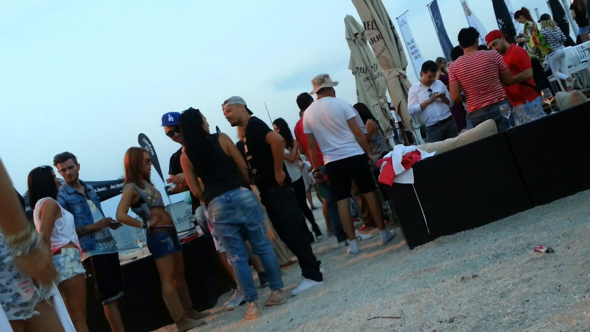 O bruneta incearca sa intre in vorba cu artistul insa acesta mentine distanta