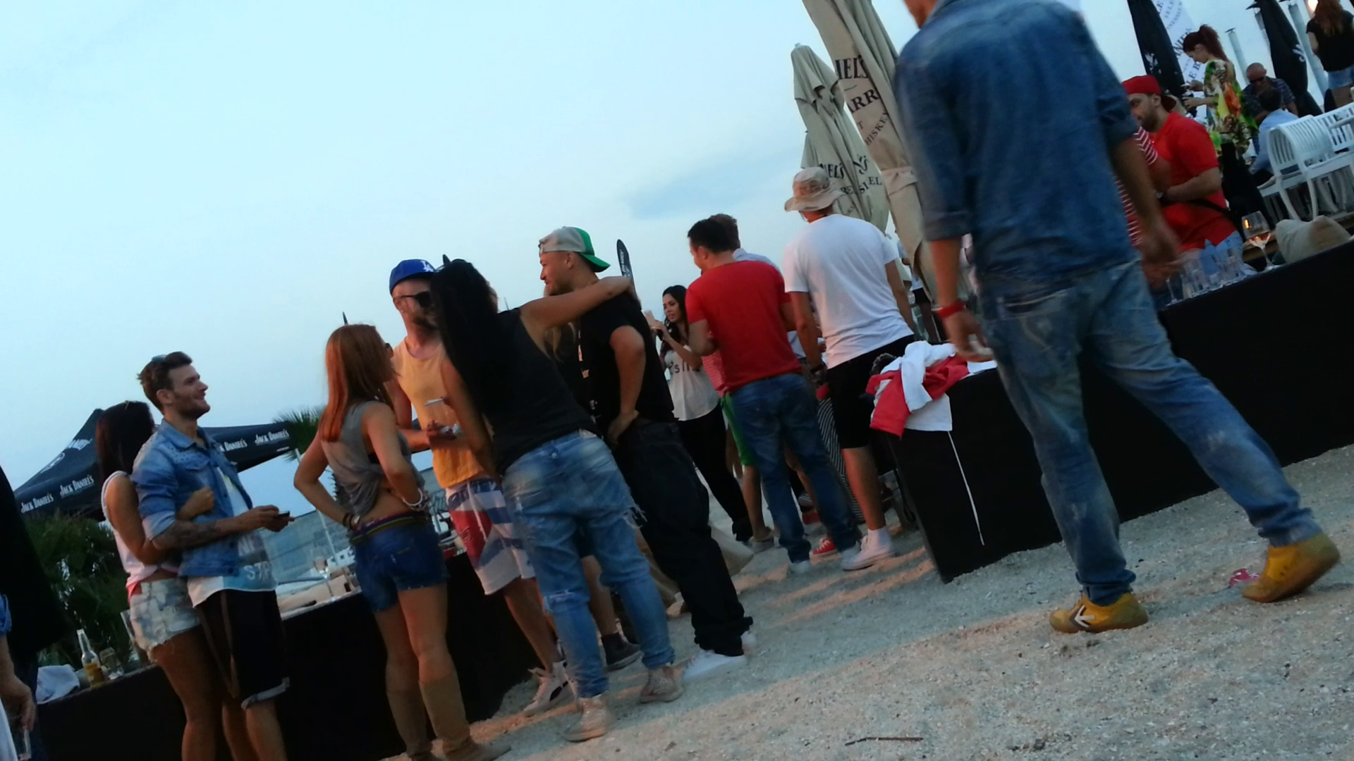 Tanara il ia de gat, insa Puya pare mai mult distrat