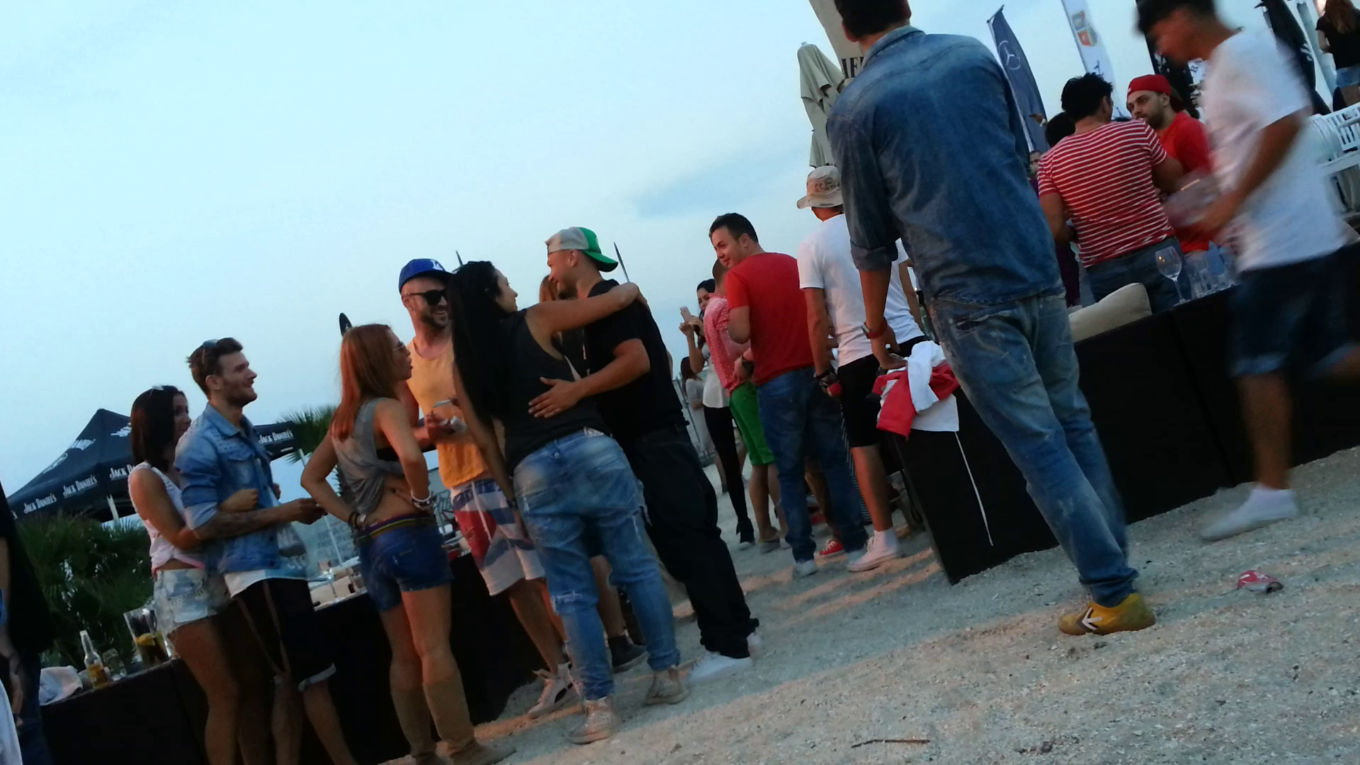 Cantaretul pune mana pe domnisoara, insa mai mult din obligatie