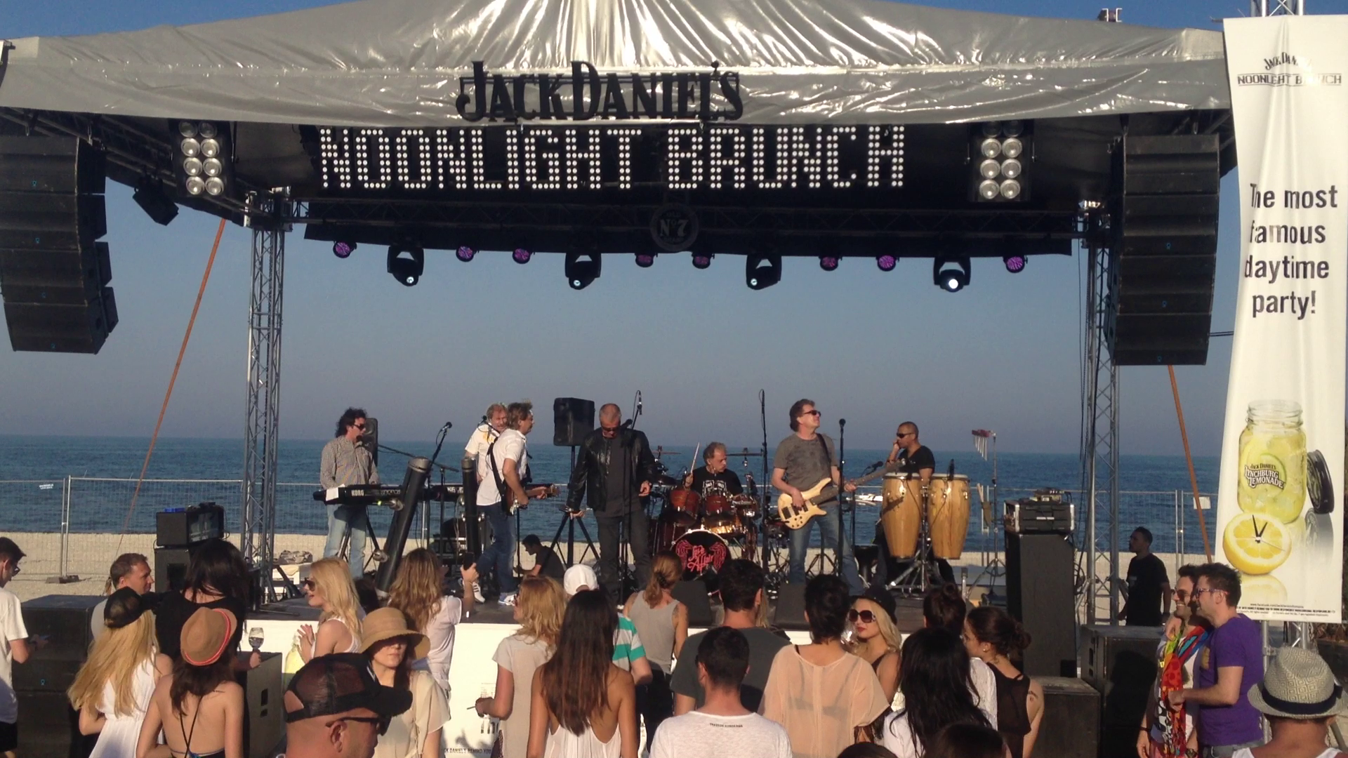 Andrei si prietenul lui au pus ochii pe doua domnisoare