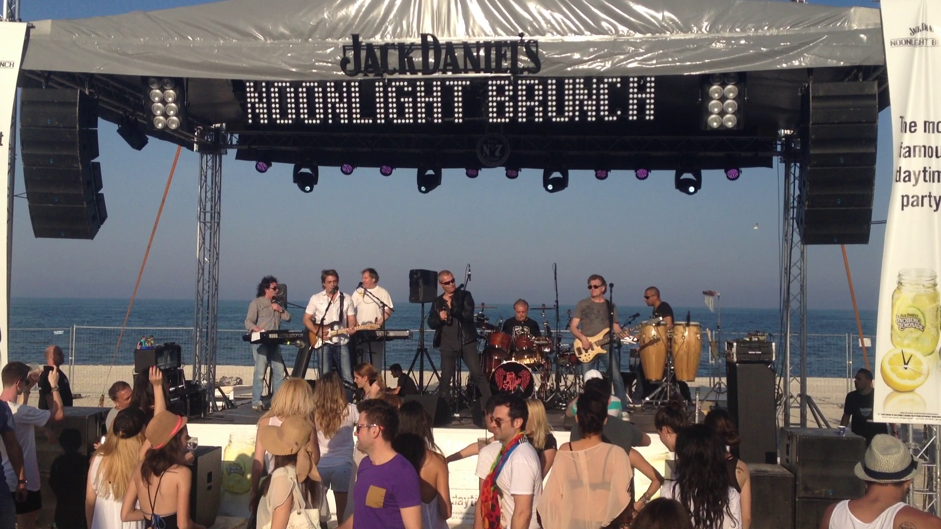 Cei doi isi fac loc printre oameni pentru a ajunge la tinerele 