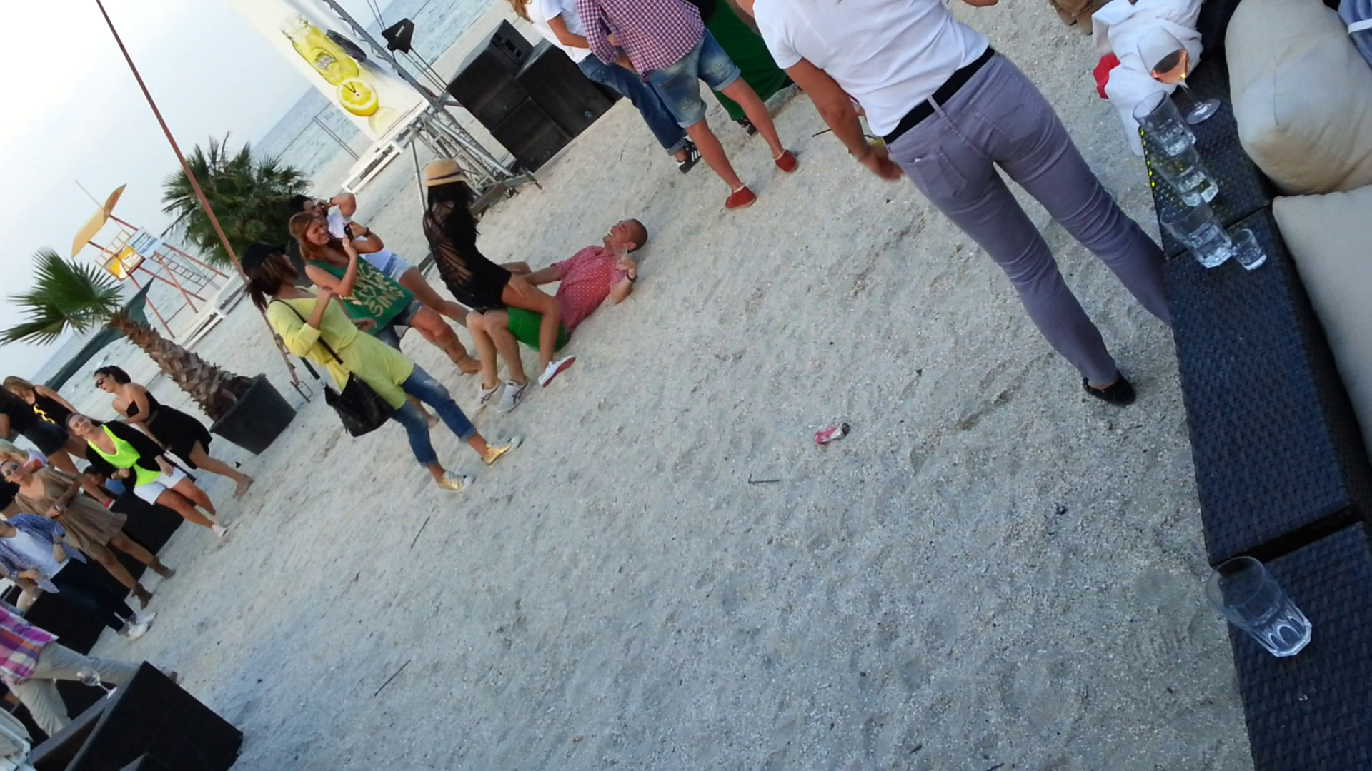 Actorul nu se dezlipeste de paharul de bautura