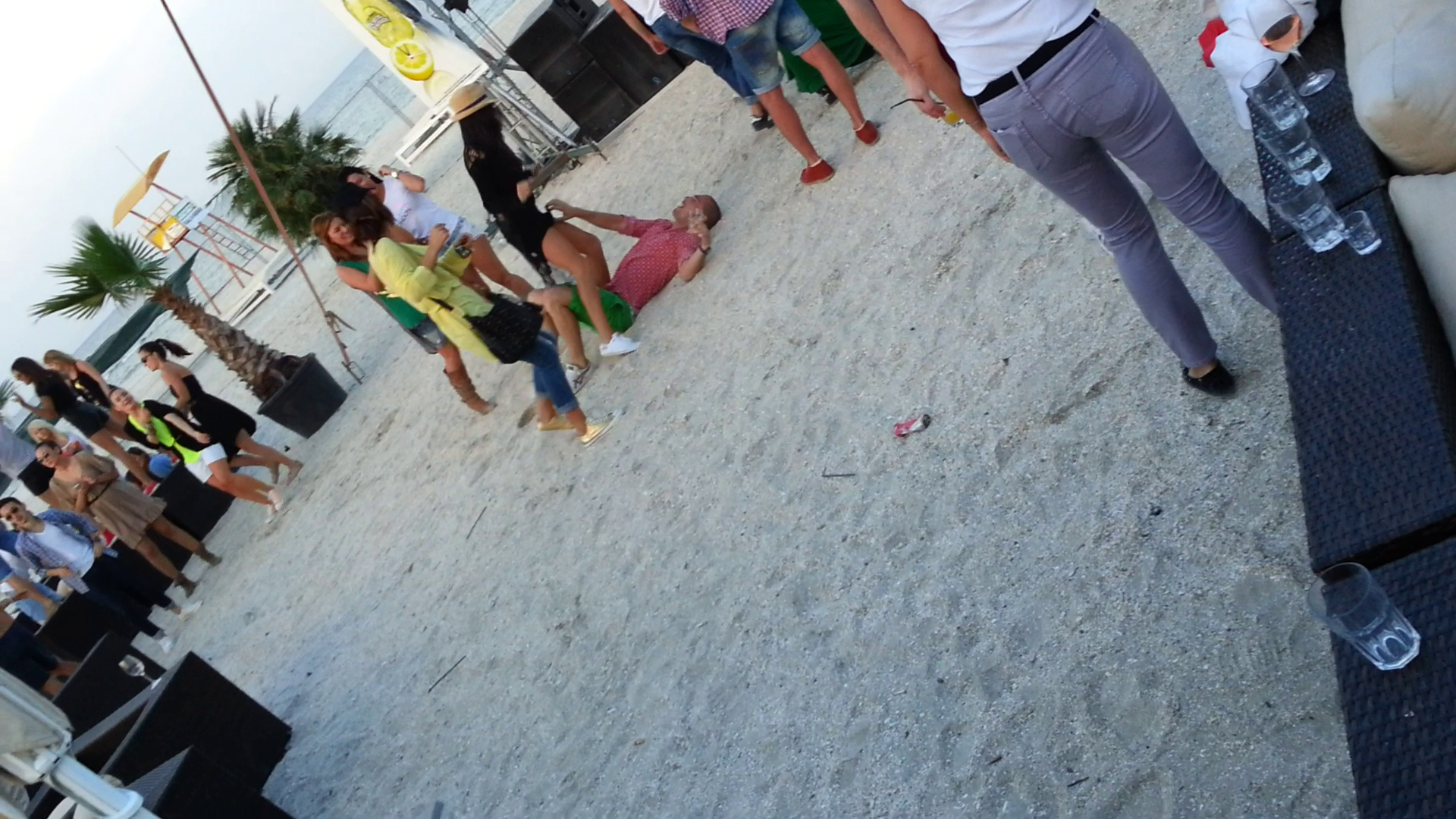 Vladimir nu mai este in stare sa danseze insa urmareste miscarile partenerei sale