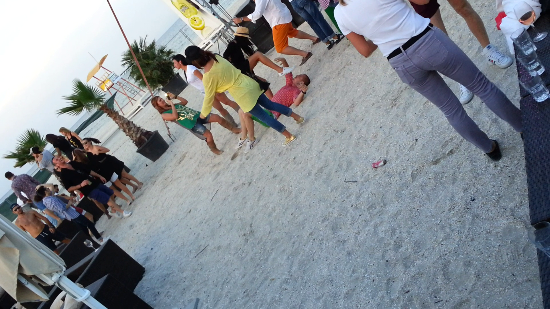 In gluma, tanara pune piciorul pe capul lui Draghia