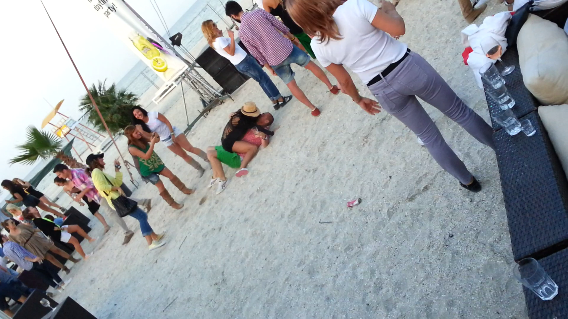 Cei doi se saruta tavaliti in nisip