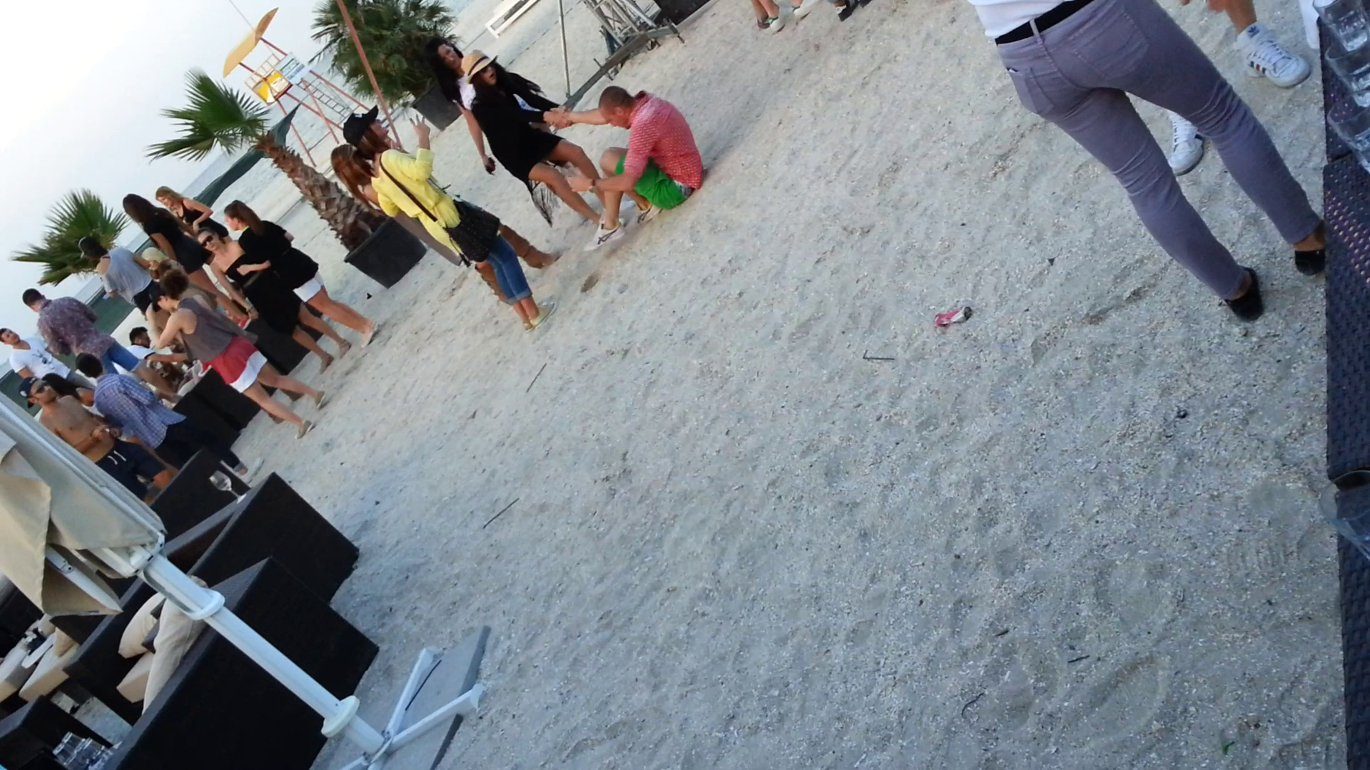 Tanara se chinuie sa il ridice pe actor