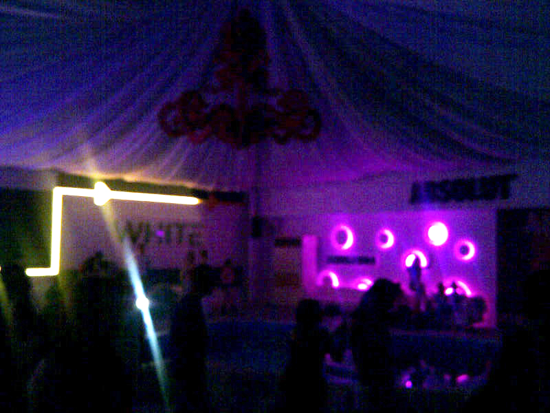 Desi nu a reusit sa umple clubul nici pe departe, artistul a cantat celor cativa fani stransi in fata scenei