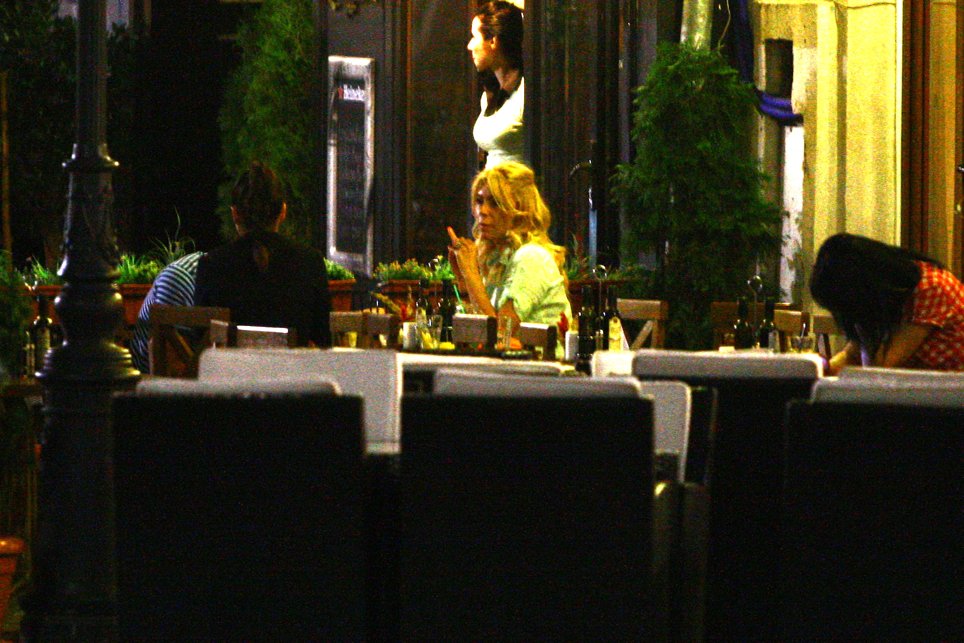 Dansatoarea a iesit la terasa in compania unui cuplu