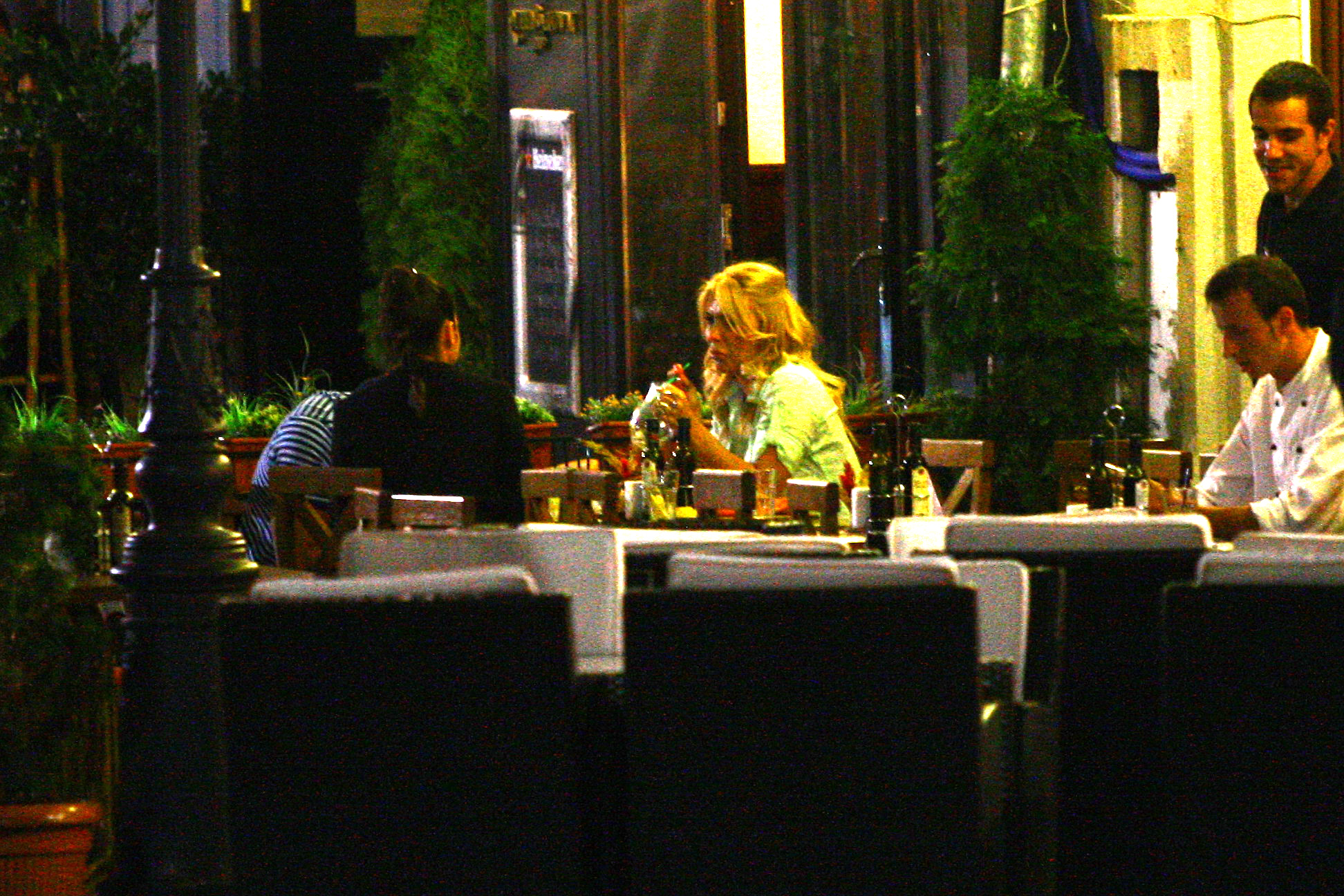 Pentru ca a exagerat de Paste cu mancarea, Jasmine se drege doar cu limonada