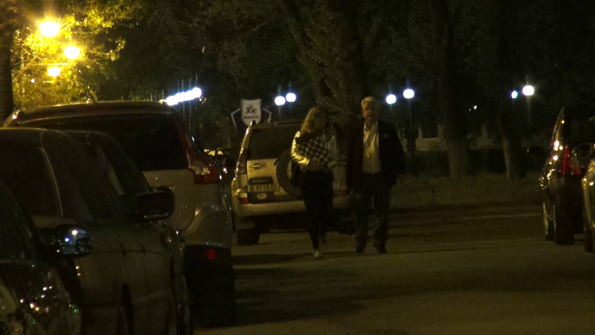 Alaturi de sotia lui, impresarul se indreapta spre hotel