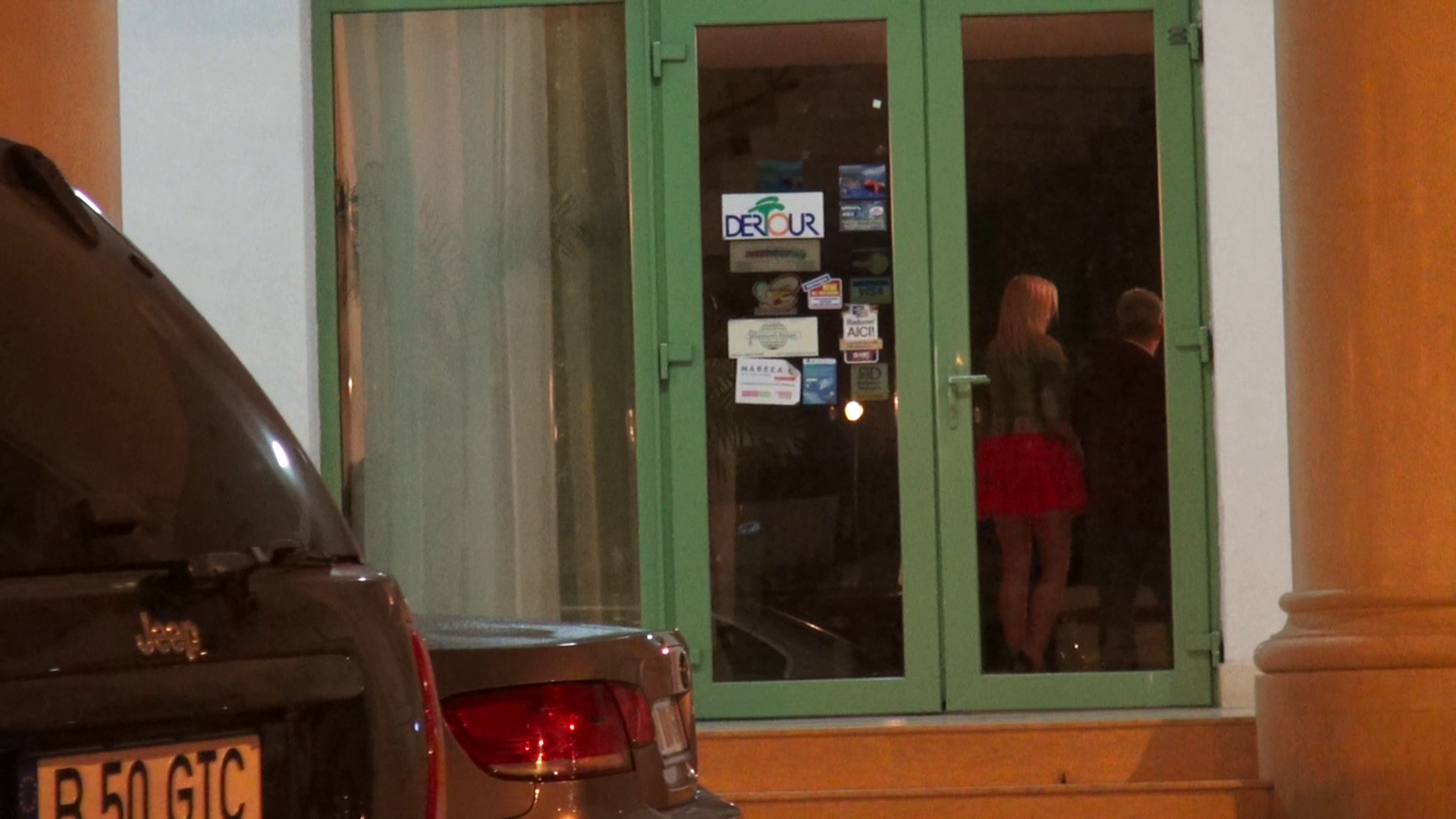 In holul hotelul este asteptat de o blonda