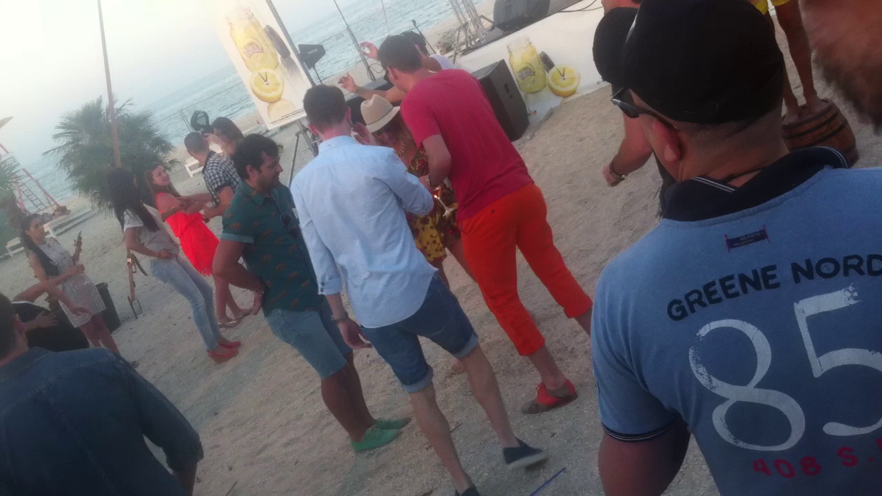 Razvan, Delia si gasca lor au dansat pana la asfintit fara oprire